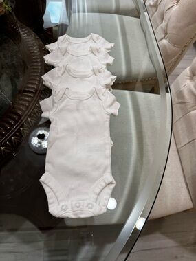 New Never Worn Gerber White Short-Sleeve Baby Onesies - Pack of 4